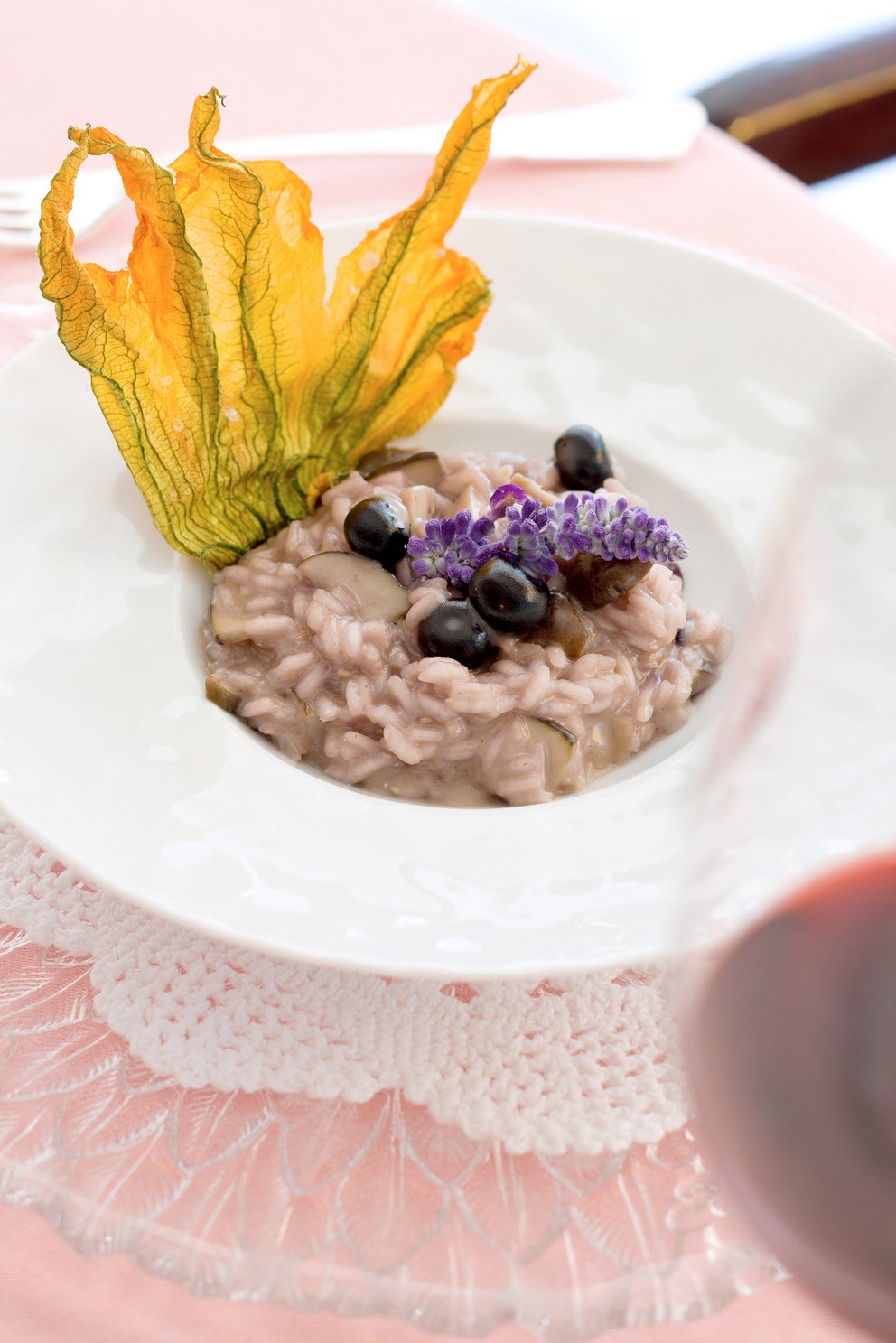 Risotto con funghi porcini e mirtilli in fiore di zucca Sale&Pepe