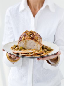 Arrosto in salsa di olive verdi, pinoli e acciughe