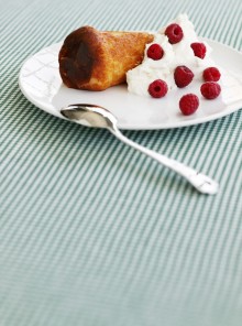 Babà al rum con panna e lamponi