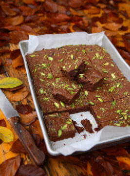 Brownies al cioccolato con pistacchi e zucchero scuro