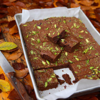 Brownies al cioccolato con pistacchi e zucchero scuro