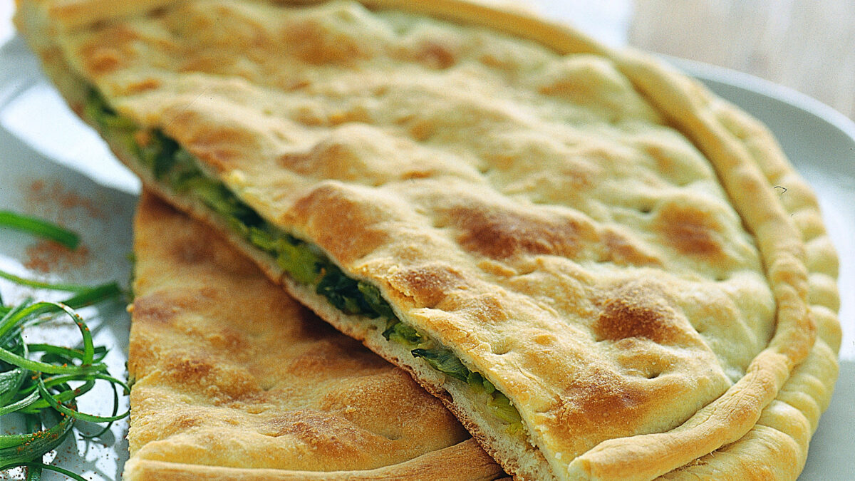 Calzone con cipollotti e pecorino
