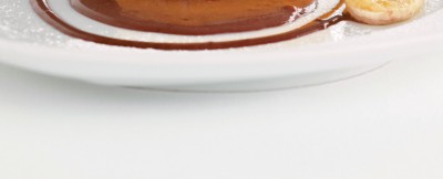 Crema e banane gratinate in salsa di cioccolato immagine