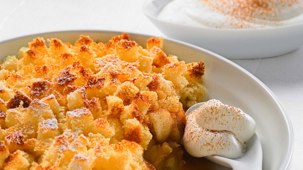 Crumble di mele e pandoro alla cannella