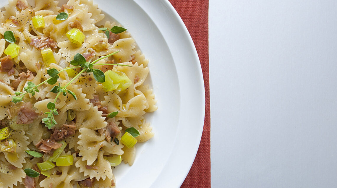 farfalle con prosciutto di Praga, porri e Marsala Sale&Pepe