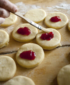 krapfen alla confettura di fragole Sale&Pepe preparazione