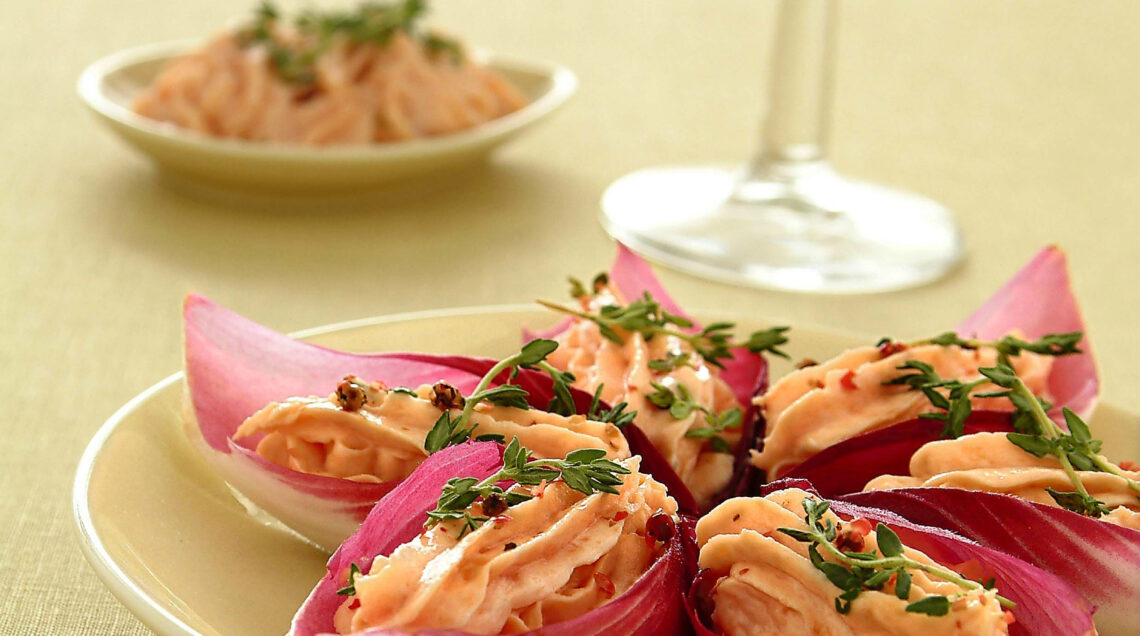 Mousse di salmone su foglie rosse Sale&Pepe