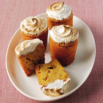 Muffin di colomba con sopra un ciuffo di meringa