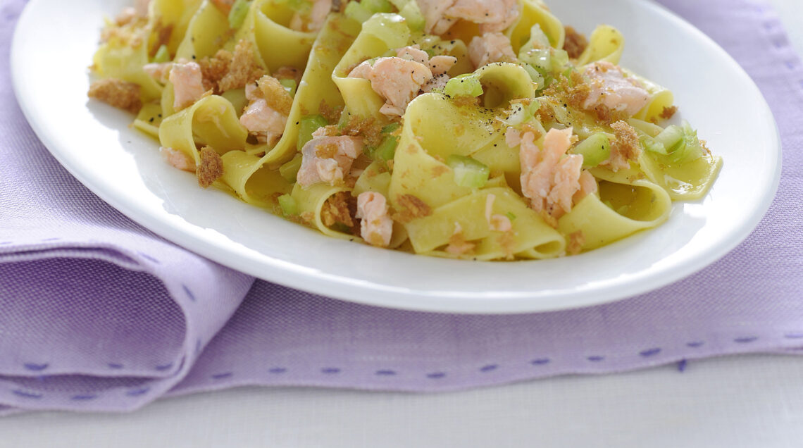 Pappardelle al salmone con sedano e crumble Sale&Pepe ricetta