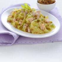 Pappardelle al salmone con sedano e crumble Sale&Pepe ricetta