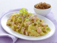 Pappardelle al salmone con sedano e crumble Sale&Pepe ricetta