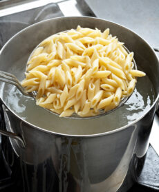 la pasta alla norma Sale&Pepe preparazione