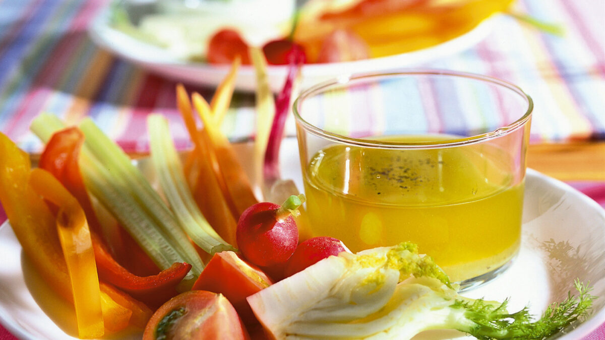 Pinzimonio con tre salse: tradizionale, verde, allo yogurt