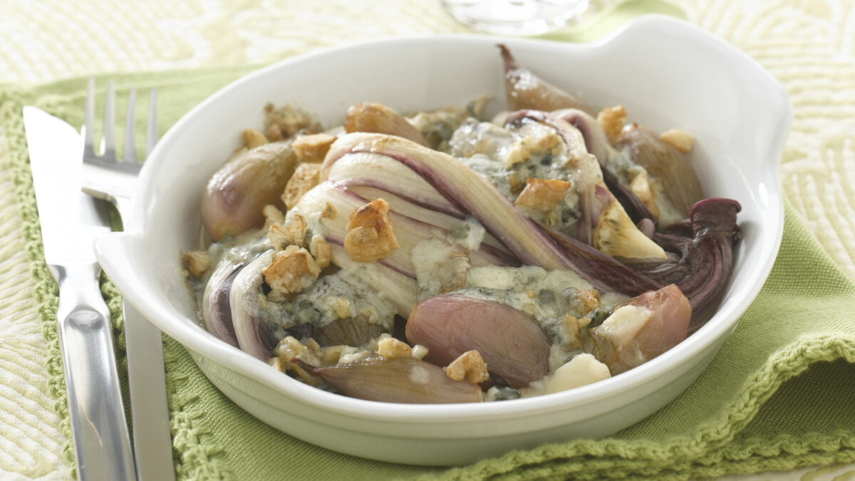 Radicchio e scalogni al blue e noci