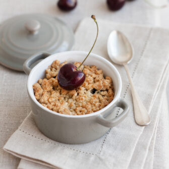 Crumble di ciliegie con farina di mandorle