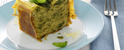 Sformato di lasagne alterativo con condimento a base di crema di pesto al basilico e ricotta fresca. ricetta