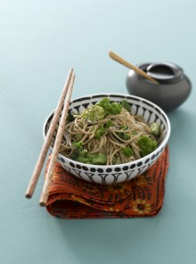 Soba con broccoli e formaggio