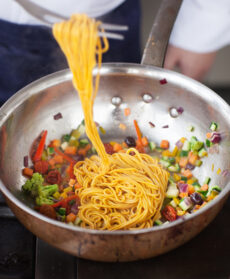 Spaghetti alle carote e curcuma con verdure Sale&Pepe step