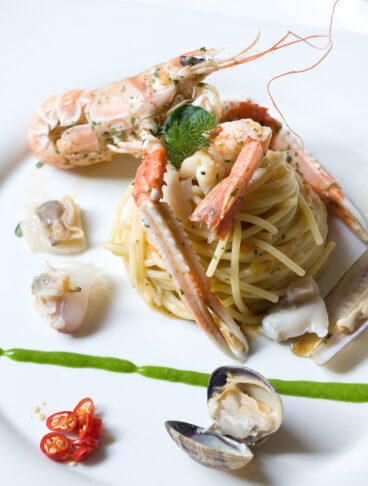 Spaghetti con frutti di mare e crostacei cotti e crudi Sale&Pepe ricetta