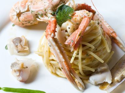 Spaghetti conditi con un mix di frutti di mare e crostacei cotti e crudi. ricetta