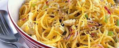 Spaghetti con condimento a base di succo e scorza di limone e formaggio pecorino fresco. ricetta