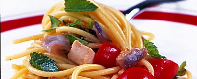 Spaghetti con condimento saporito a base di sugo di pesce spada e melanzane.