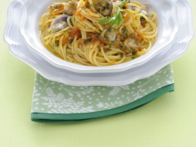 Spaghetti alle vongole in variante insaporita con curry.
