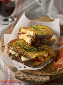 Toast caldi allo speck e toma