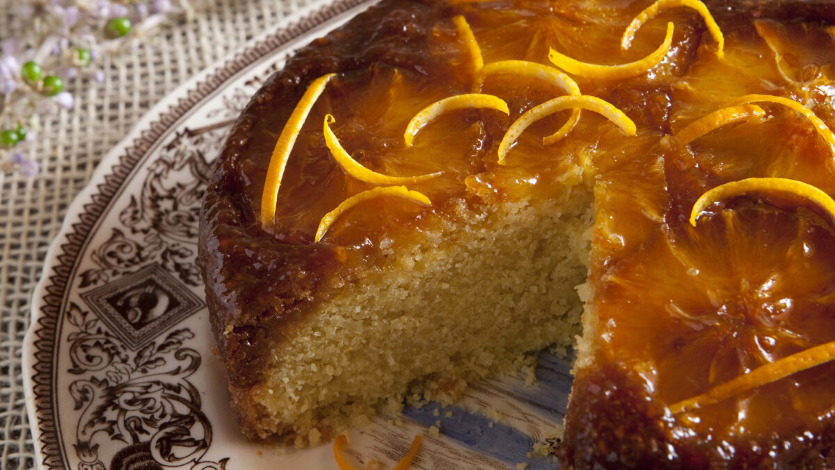 Torta di mais con arance caramellate