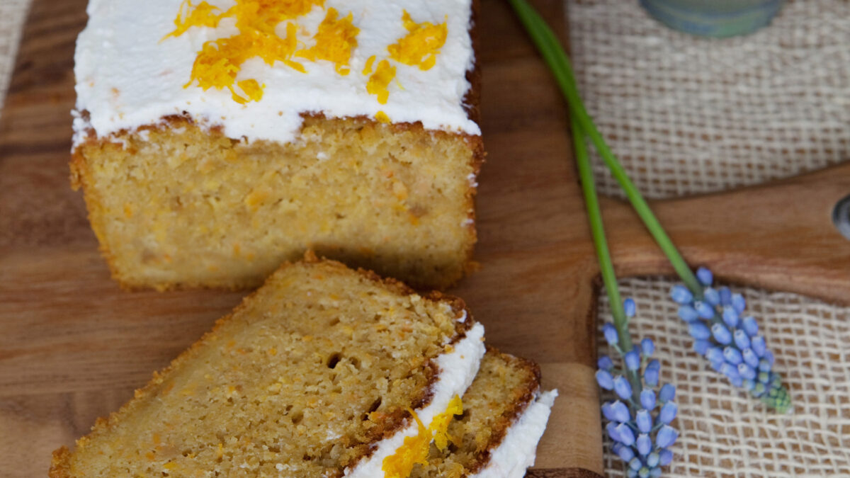 Torta di carote glassata al miele e ricotta