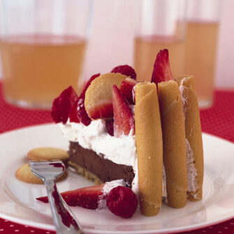 Torta di fragole e biscottini Sale&Pepe ricetta