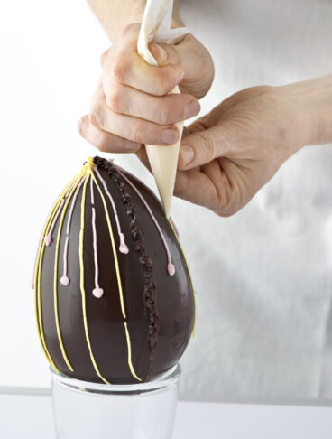 Decorare un uovo di cioccolato