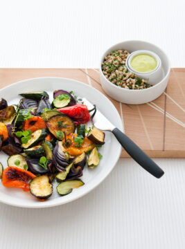 Verdure grigliate con salsa alle erbe miste e aglio arrostito Sale&Pepe