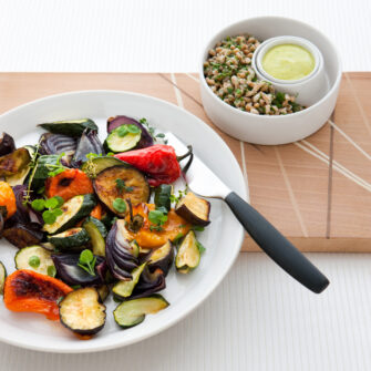 Verdure grigliate con salsa alle erbe miste e aglio arrostito Sale&Pepe