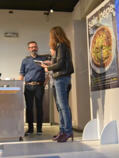 Il vincitore sul palco