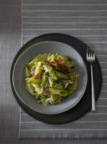 Mezzi pennoni con salsa di asparagi, bacon e provola