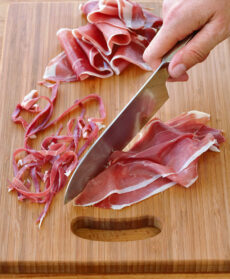 al-calvados-con-julienne-di-san-daniele-croccante