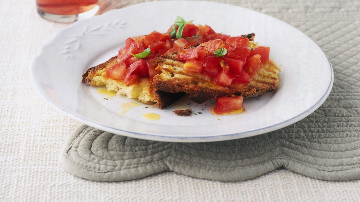 Bruschette al pomodoro con olio, aglio e basilico