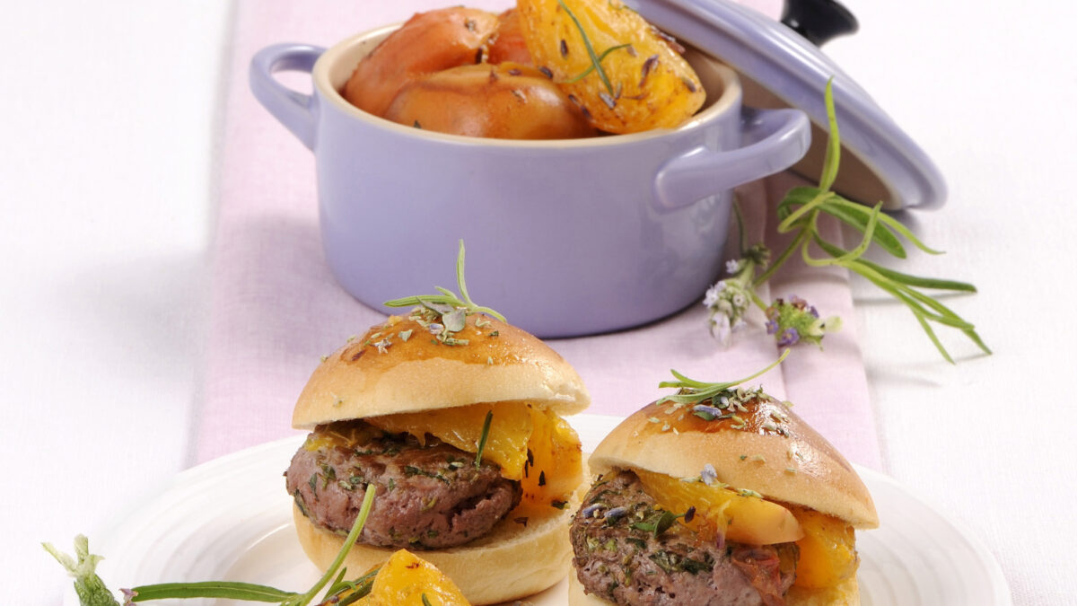 Albicocche stufate su hamburger alle erbe