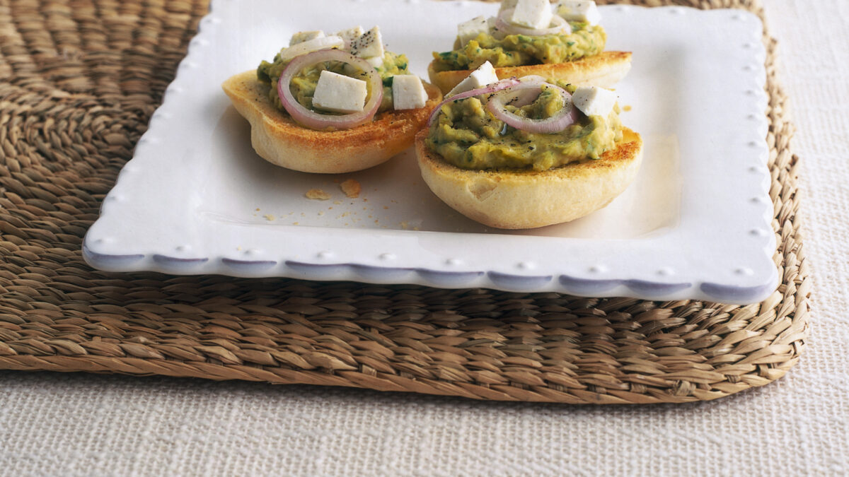 Bruschette alla crema di ceci con cipolle rosse
