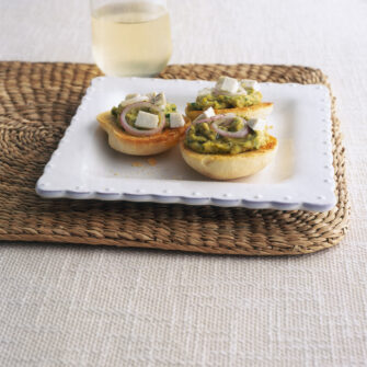 Bruschette-alla-crema-di-ceci-con-cipolle-rosse