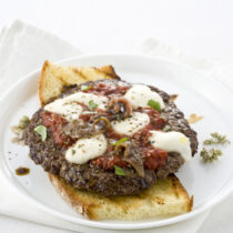 Hamburger-alla-pizzaiola-con-le-acciughe