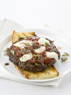 Hamburger-alla-pizzaiola-con-le-acciughe