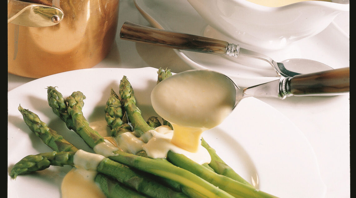 asparagi-al-vapore-con-salsa-olandese foto
