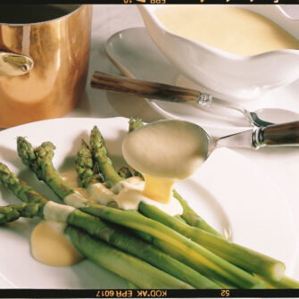 asparagi-al-vapore-con-salsa-olandese foto