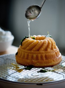 I babà allo sciroppo di rum, limone e menta