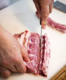 battuta-croccante-di-filetto-con-fonduta-e-spinaci