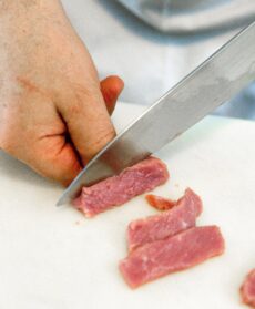 battuta-croccante-di-filetto-con-fonduta-e-spinaci foto