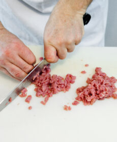 battuta-croccante-di-filetto-con-fonduta-e-spinaci immagine