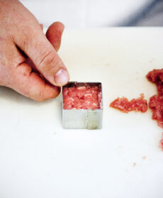 battuta-croccante-di-filetto-con-fonduta-e-spinaci preparazione